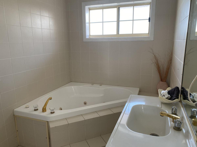 Bathroom 5, Major Mitchell Motel, Bourke