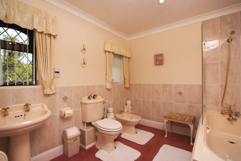 Bathroom 4, Acorn Court Country House, Powys