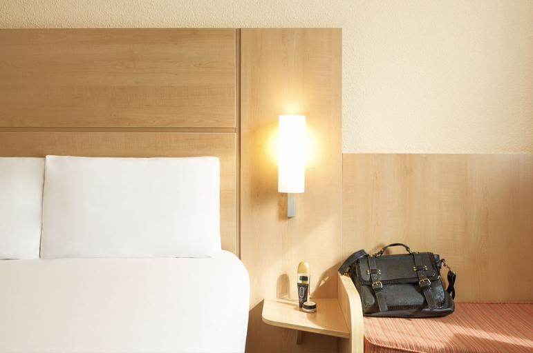 Bedroom 3, ibis Carlisle City Centre, Cumbria