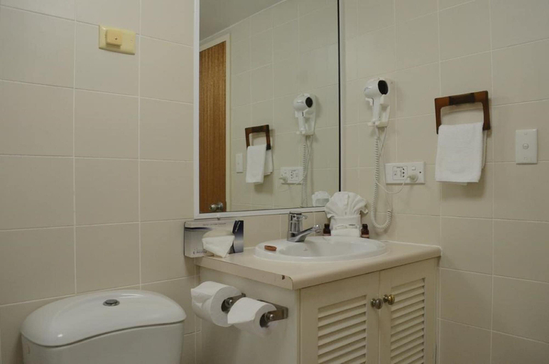 Bathroom 3, Acacia Court Hotel, Cairns