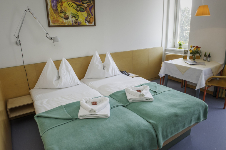 Bedroom 3, (HOSAN OG) Haus Mobene - Hotel Garni, Graz