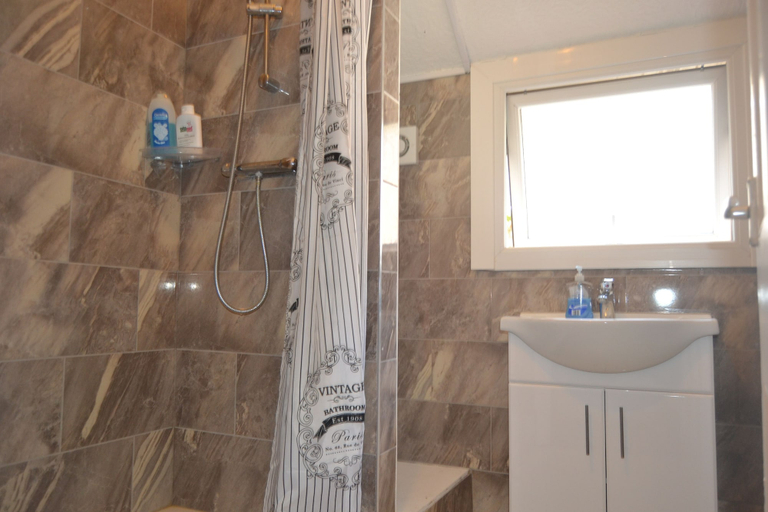 Bathroom 3, Glenfield Lodge Guest House, Leicester