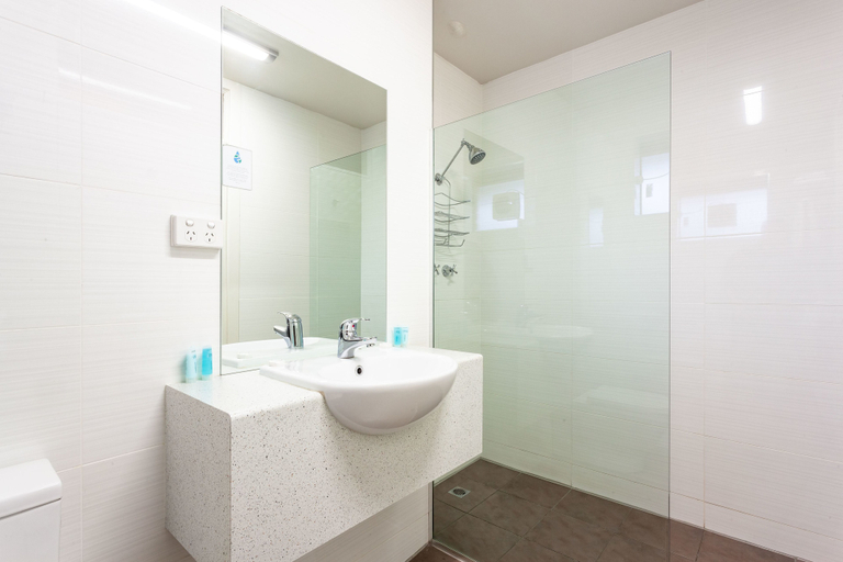 Bathroom 3, Mornington Inn, Clarence