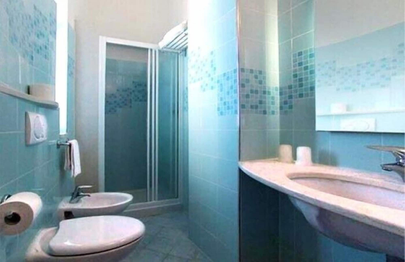 Bathroom 5, Hotel Acropolis, Rimini