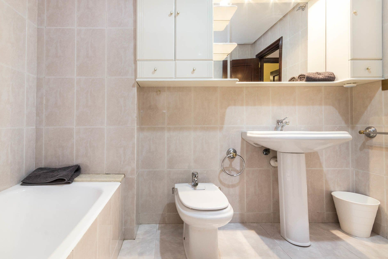 Bathroom 4, Piso Señorial en Corazon de Bilbao, Vizcaya