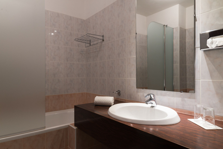 Bathroom 5, Villa Borghese, The Originals Relais, Alpes-de-Haute-Provence