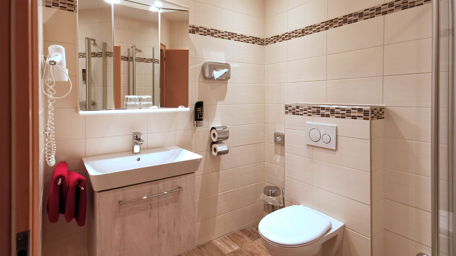 Bathroom 5, Zur Post Gasthof, Weilheim-Schongau
