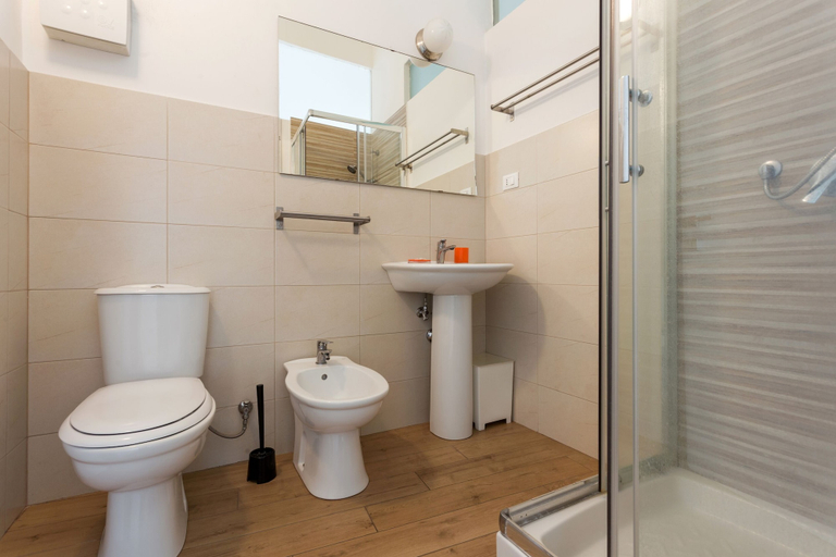 Bathroom 5, Da Gianni e Lucia Rooms, Catania