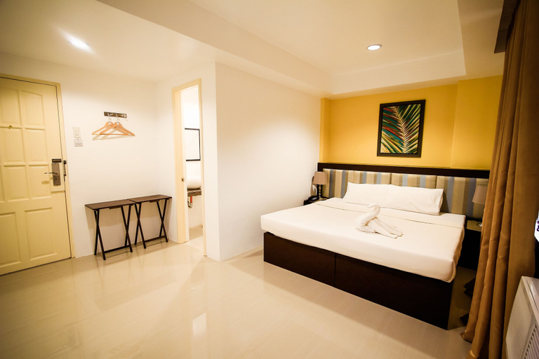 Bedroom 3, Islands Hotel, Roxas City