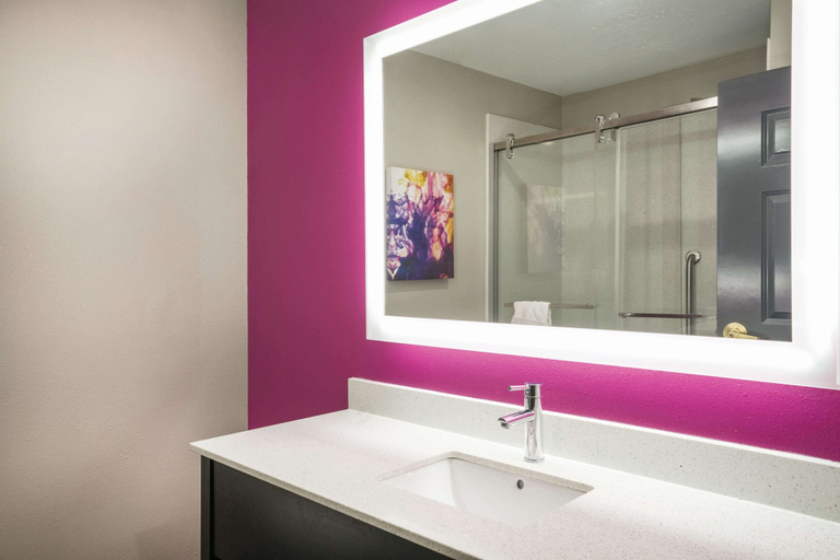 Bathroom 4, La Quinta Inn & Suites by Wyndham Chattanooga North - Hixson, Hamilton