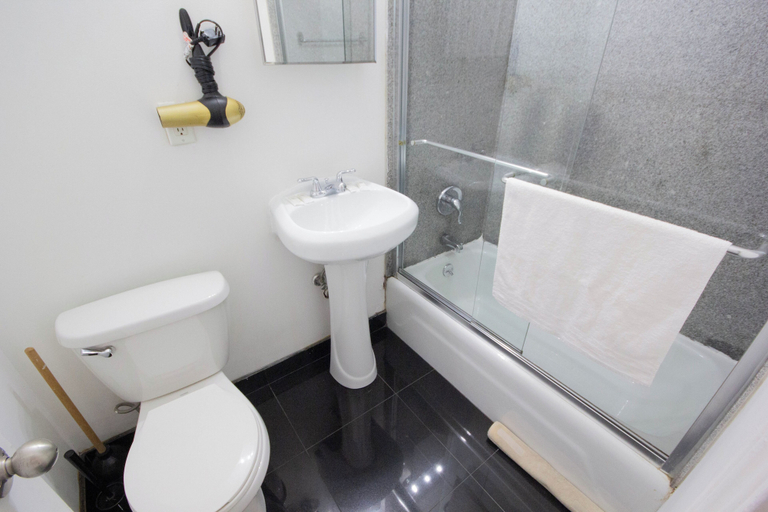 Bathroom 3, JGSTAY - Koreatown, New York