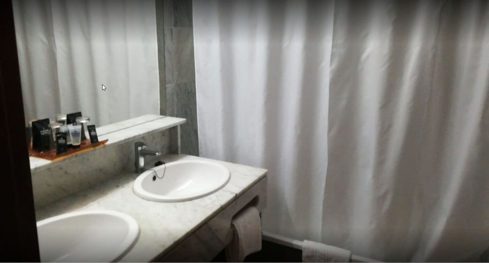 Bathroom 5, Evenia Olympic Suites, Girona