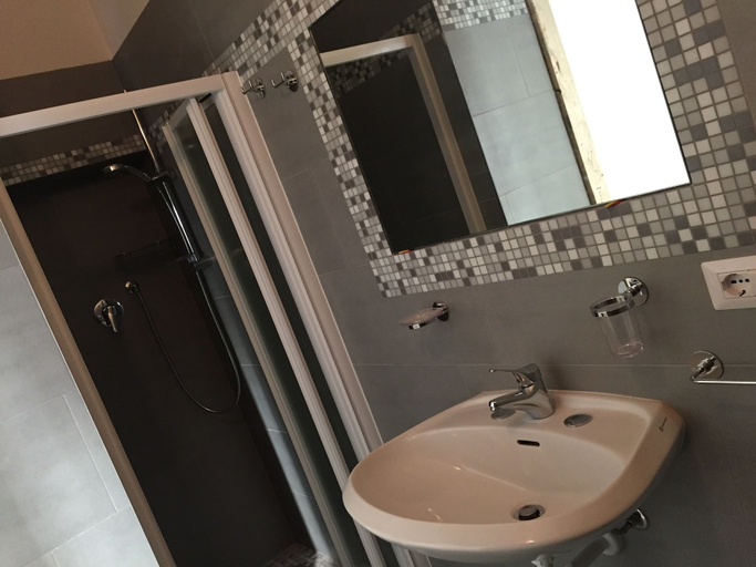 Bathroom 5, Hotel Ridens, Rimini
