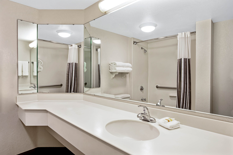 Bathroom 4, La Quinta Inn & Suites by Wyndham Charleston Riverview, Charleston