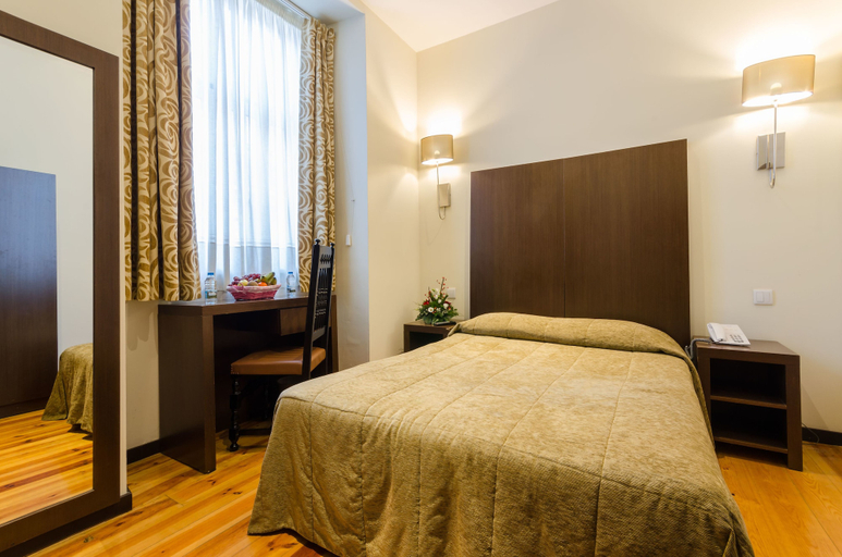 Bedroom 3, Hotel Duas Nacoes, Lisbon