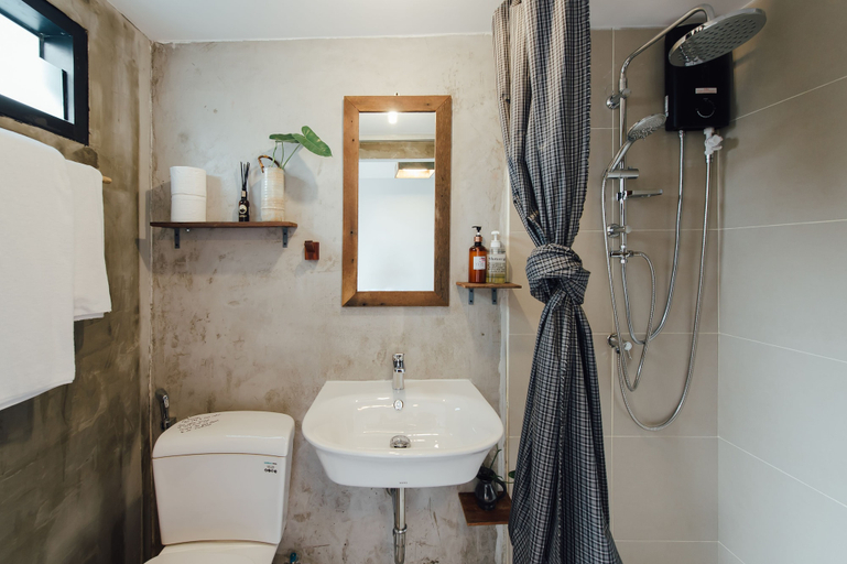 Bathroom 5, The Yard Hostel, Phaya Thai