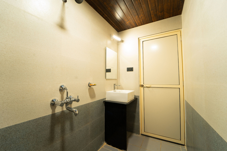 Bathroom 4, Kay's Riverview Resort, North Goa