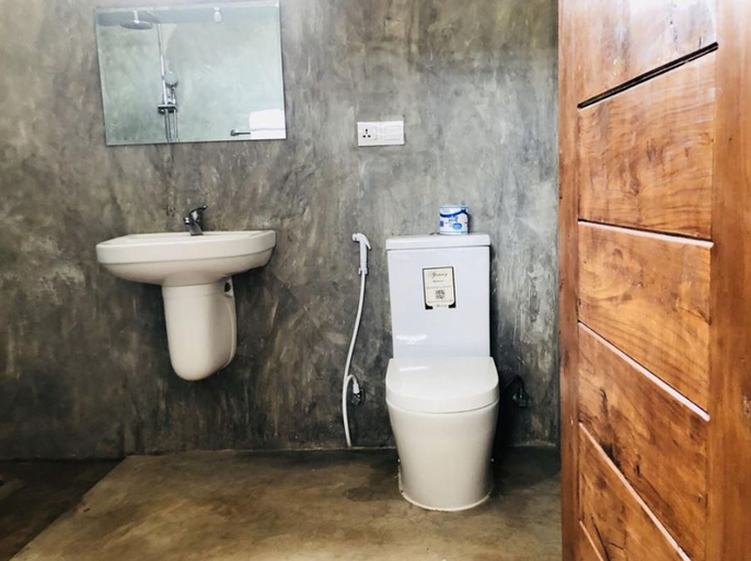 Bathroom, Hotel Riva Del Sole, Pothuvil