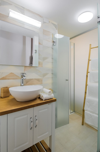 Bathroom 4, House of Palm