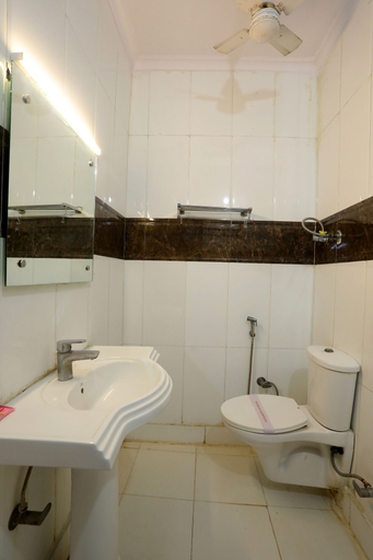 Bathroom 4, Hotel Swisston Palace, Delhi