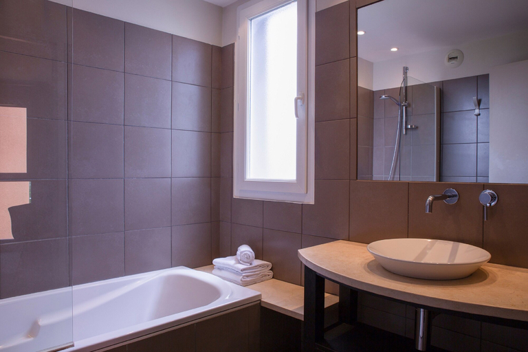 Bathroom 4, The Originals Boutique, Hôtel Marytel, Montbrison, Loire