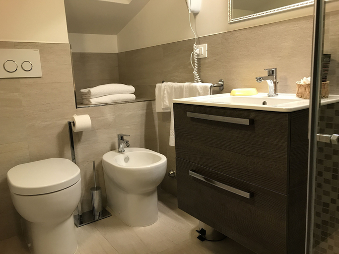Bathroom 4, Hotel Touring, Venezia