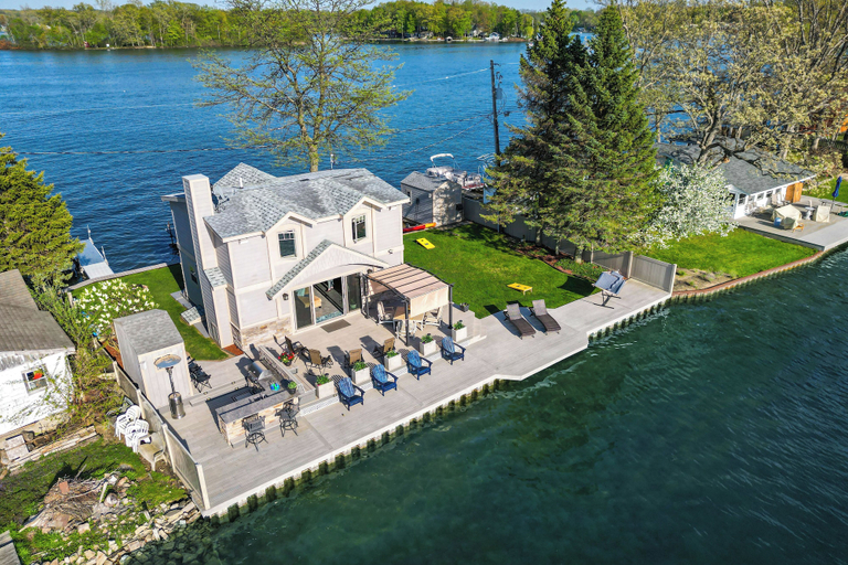Exterior & Views