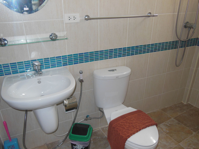 Bathroom 3, Boomerang Guesthouse, Pattaya