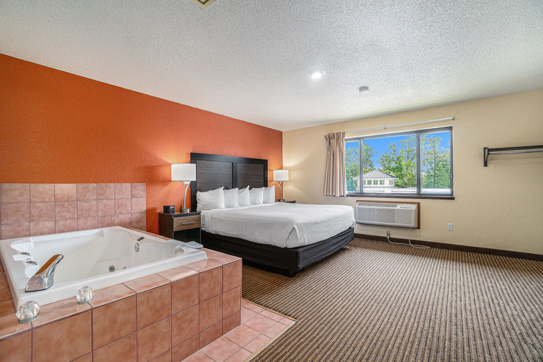 Bathroom 5, Days Inn & Suites by Wyndham Traverse City, Grand Traverse