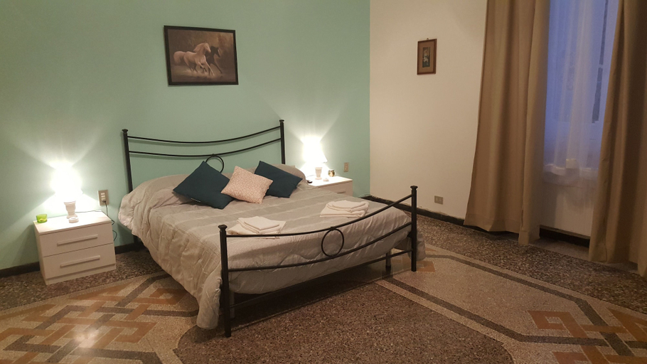 Bedroom 5, Royal Suite, Genova