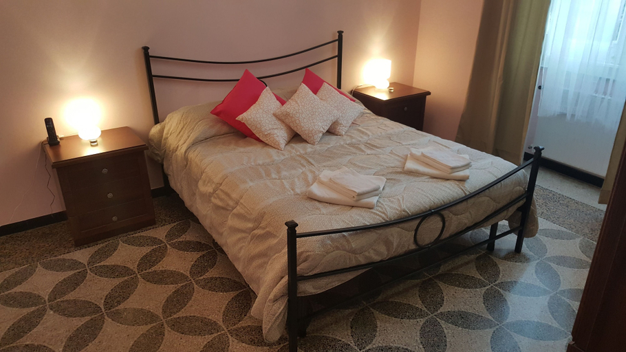 Bedroom 5, Royal Suite, Genova