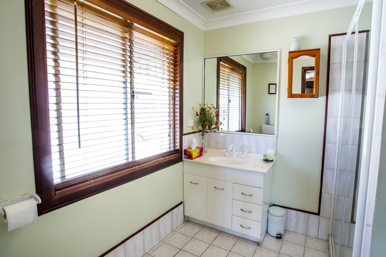 Bathroom 3, Ainslie Manor Guests House, Redcliffe-Scarborough