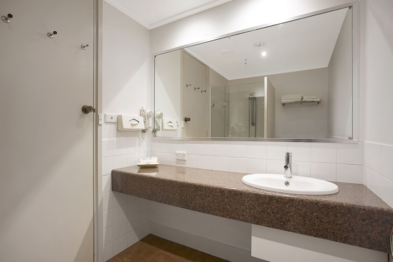 Bathroom 4, Richmond Henty Hotel, Glenelg - Portland