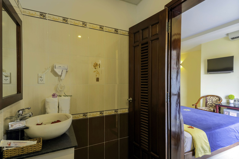 Bathroom 4, Golden River Hotel, Da Nang