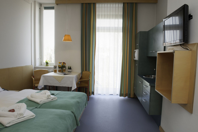 Bedroom 3, Haus Mobene - Hotel Garni, Graz