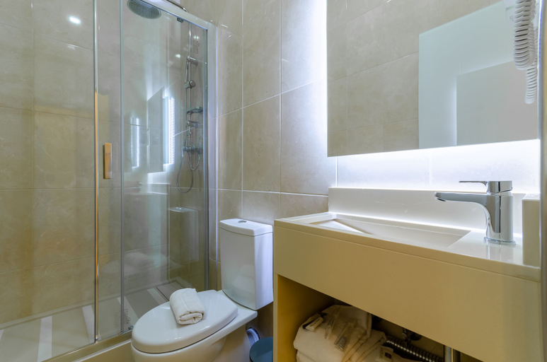 Bathroom 4, Hotel Duas Nacoes, Lisbon