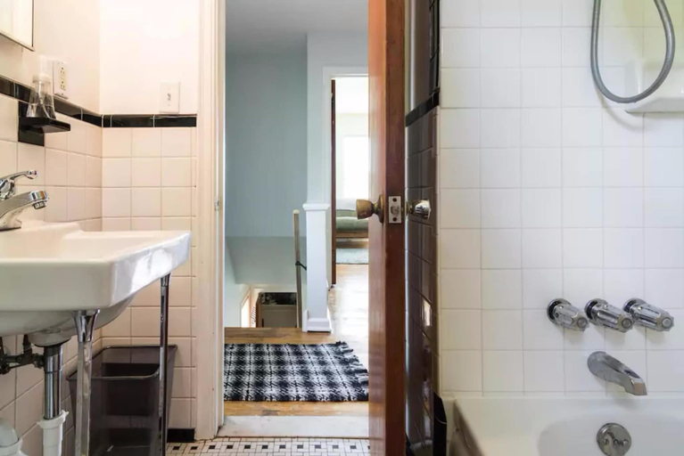 Bathroom 4, Two Bedroom West Stadium Bungalow - Unit 522, Washtenaw