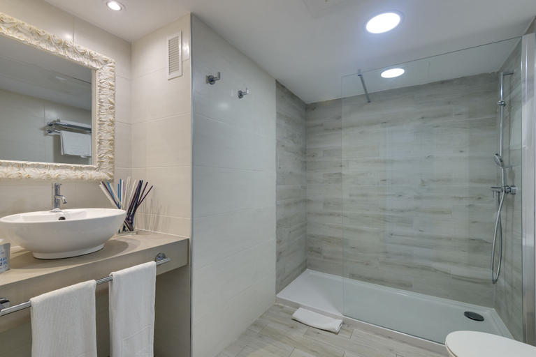 Bathroom 4, Aparthotel Alcudia Garden, Baleares