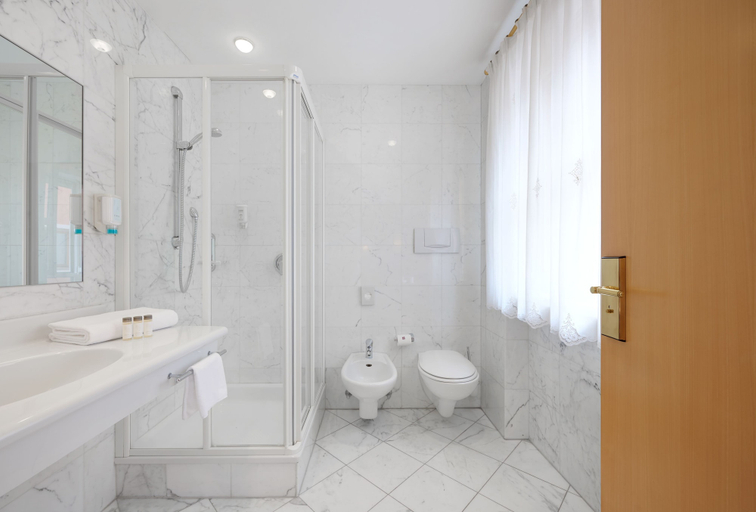 Bathroom 4, Hotel Goldene Rose, Bolzano