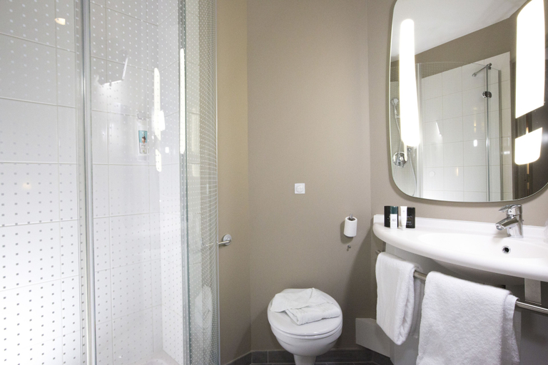 Bathroom 5, ibis Lille Centre Grand Palais, Nord
