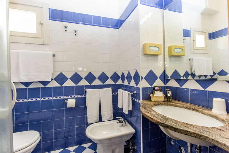 Bathroom 4, Hotel Touring, Venezia