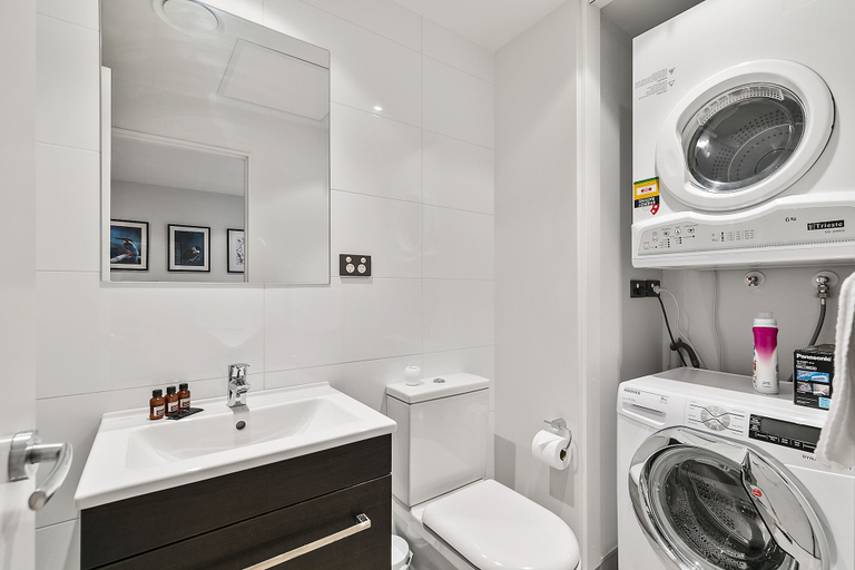 Bathroom 4, Chic 2BR Pool & Gym - Steps to Ponsonby, Waitakere