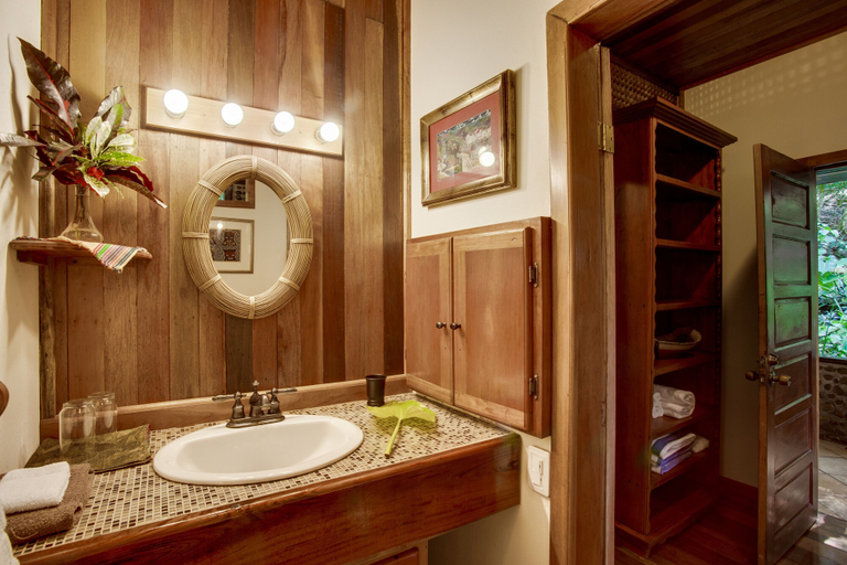 Bathroom 5, Table Rock Jungle Lodge