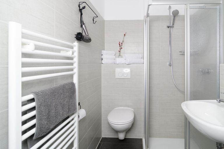 Bathroom 3, Aparthotel Lenau, Region Hannover