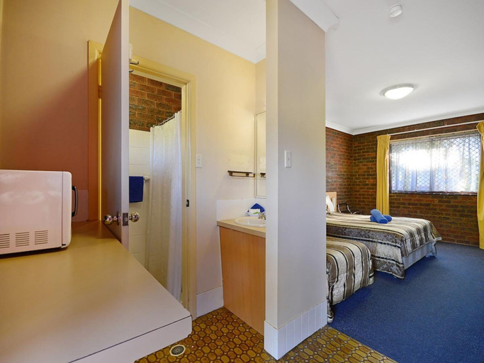 Bedroom 4, Major Mitchell Motel, Bourke
