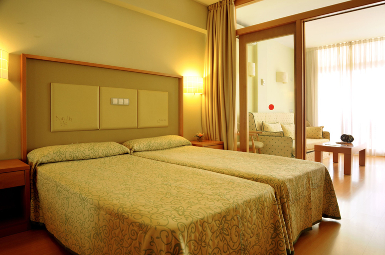 Bedroom 3, Evenia Olympic Suites, Girona