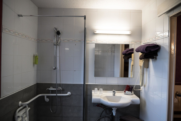 Bathroom 4, Brit Hotel Au Relais du Vern, Finistère