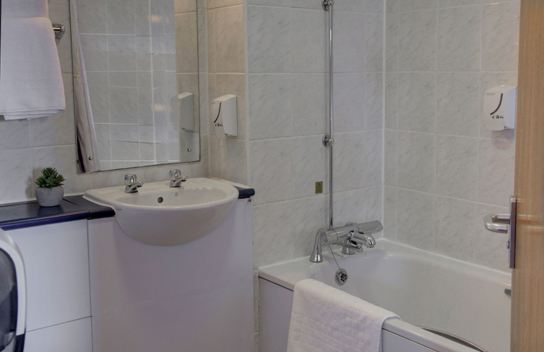 Bathroom 4, Embassy Hotel, Newcastle-Gateshead, Team Valley, Sure Hotel Collection by Best Western, Gateshead