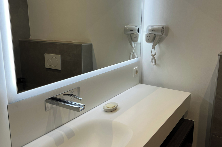 Bathroom 2, Inthemia, Hainaut