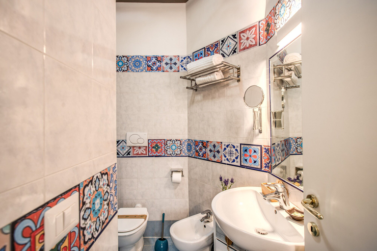 Bathroom 2, Santamaggiore Inn, Roma